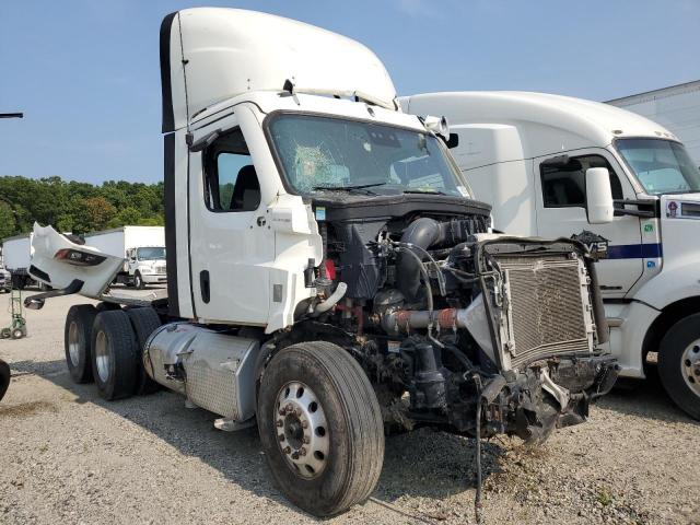  Salvage Freightliner Cascadia 1