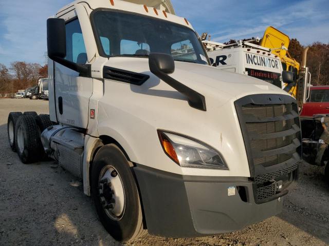  Salvage Freightliner Cascadia 1