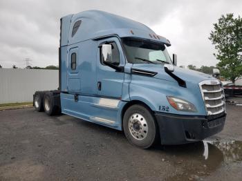  Salvage Freightliner Cascadia 1