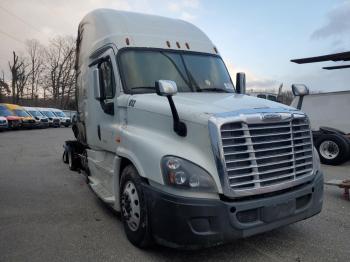  Salvage Freightliner Cascadia 1