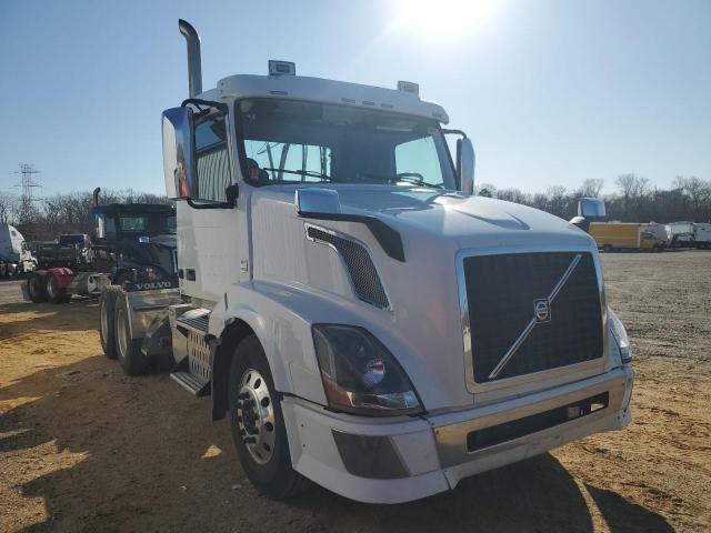  Salvage Volvo Vn