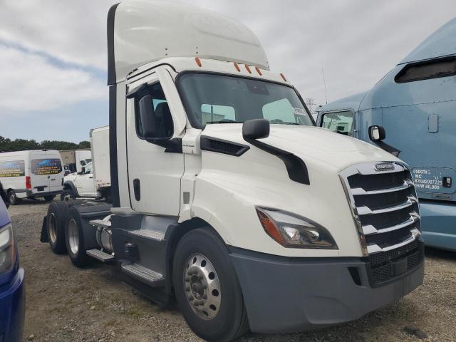  Salvage Freightliner Cascadia 1