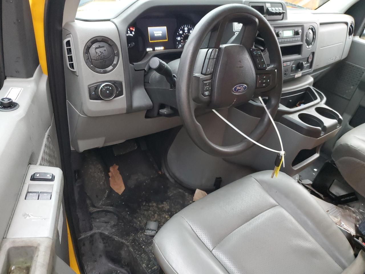 Ford Econoline E350 Super Duty Cutaway Van Image 2