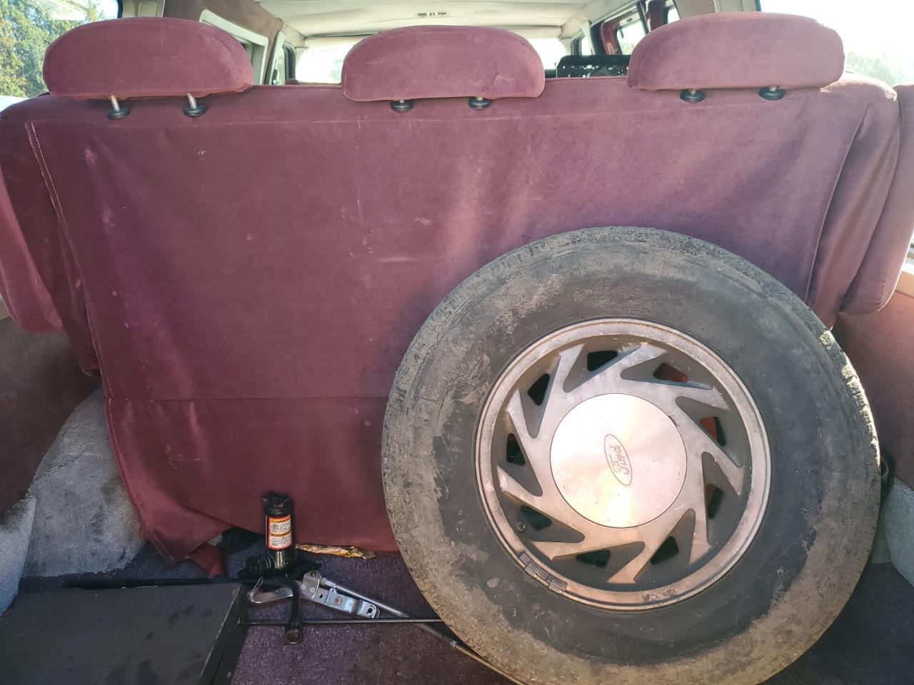 Ford Econoline E150 Van Image 14