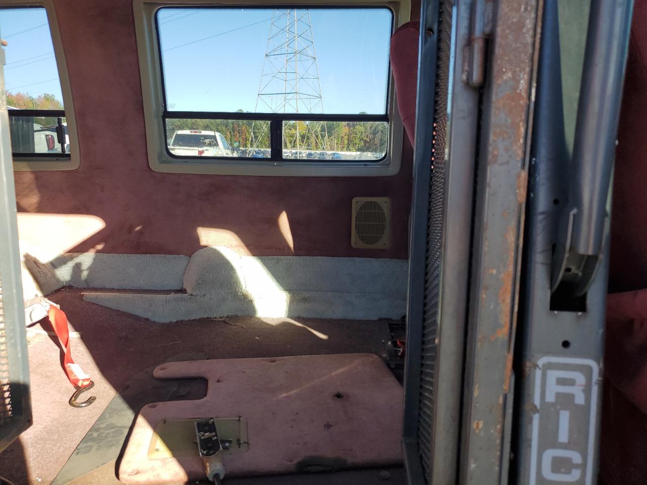 Ford Econoline E150 Van Image 9