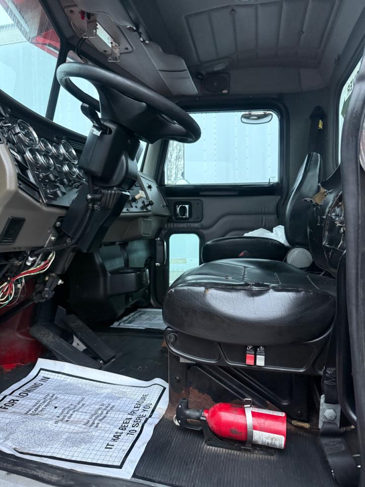 Peterbilt 335 Image 4