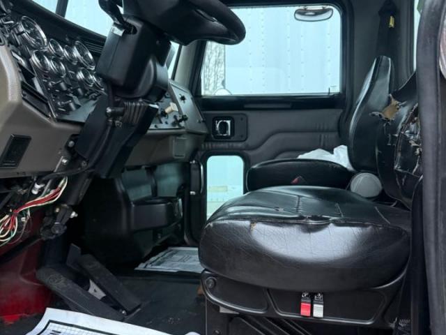 Peterbilt 335 Image 4