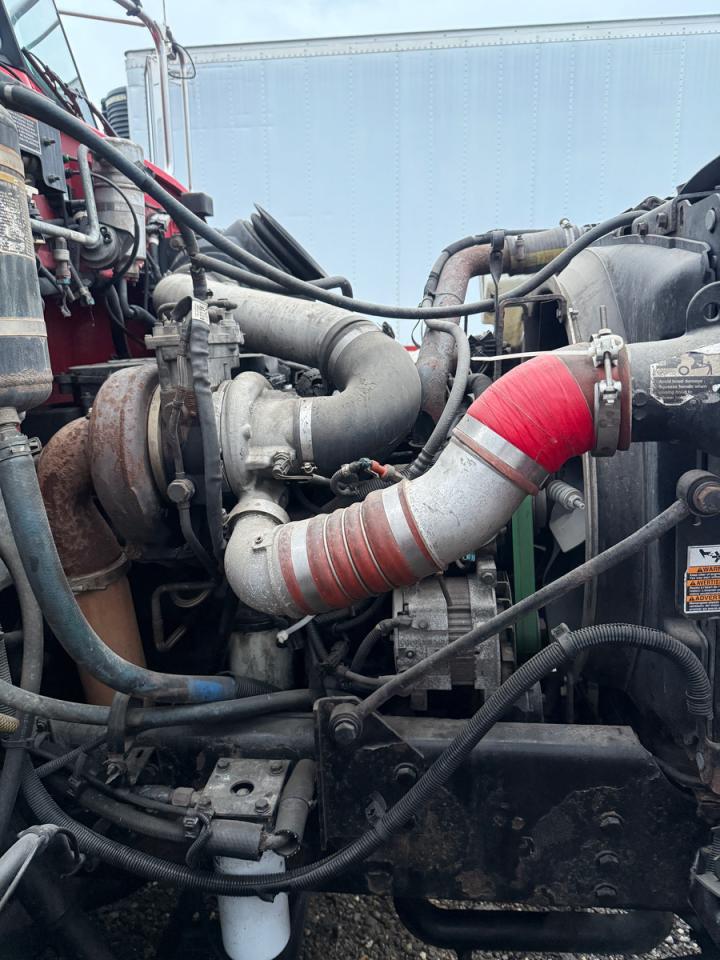 Peterbilt 335 Image 9