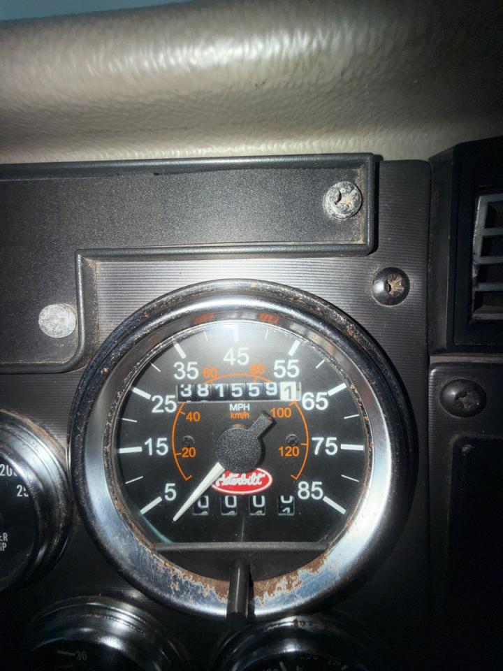 Peterbilt 335 Image 8