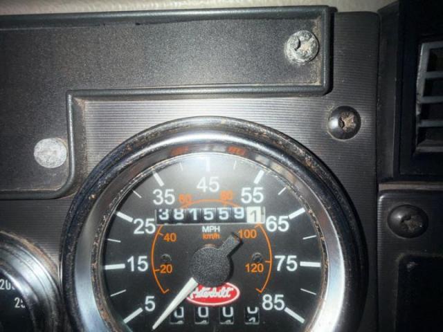 Peterbilt 335 Image 8