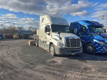  Salvage Freightliner Cascadia 1