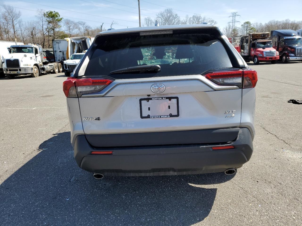 Toyota RAV4 Xle Image 3