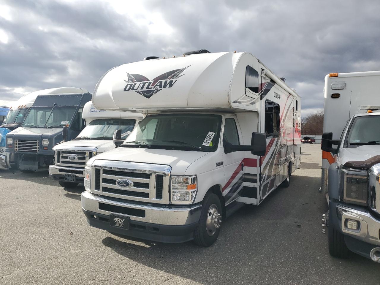 Ford Econoline E450 Super Duty Cutaway Van Image 2