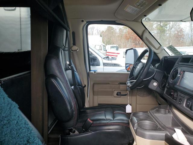 Ford Econoline E450 Super Duty Cutaway Van Image 3