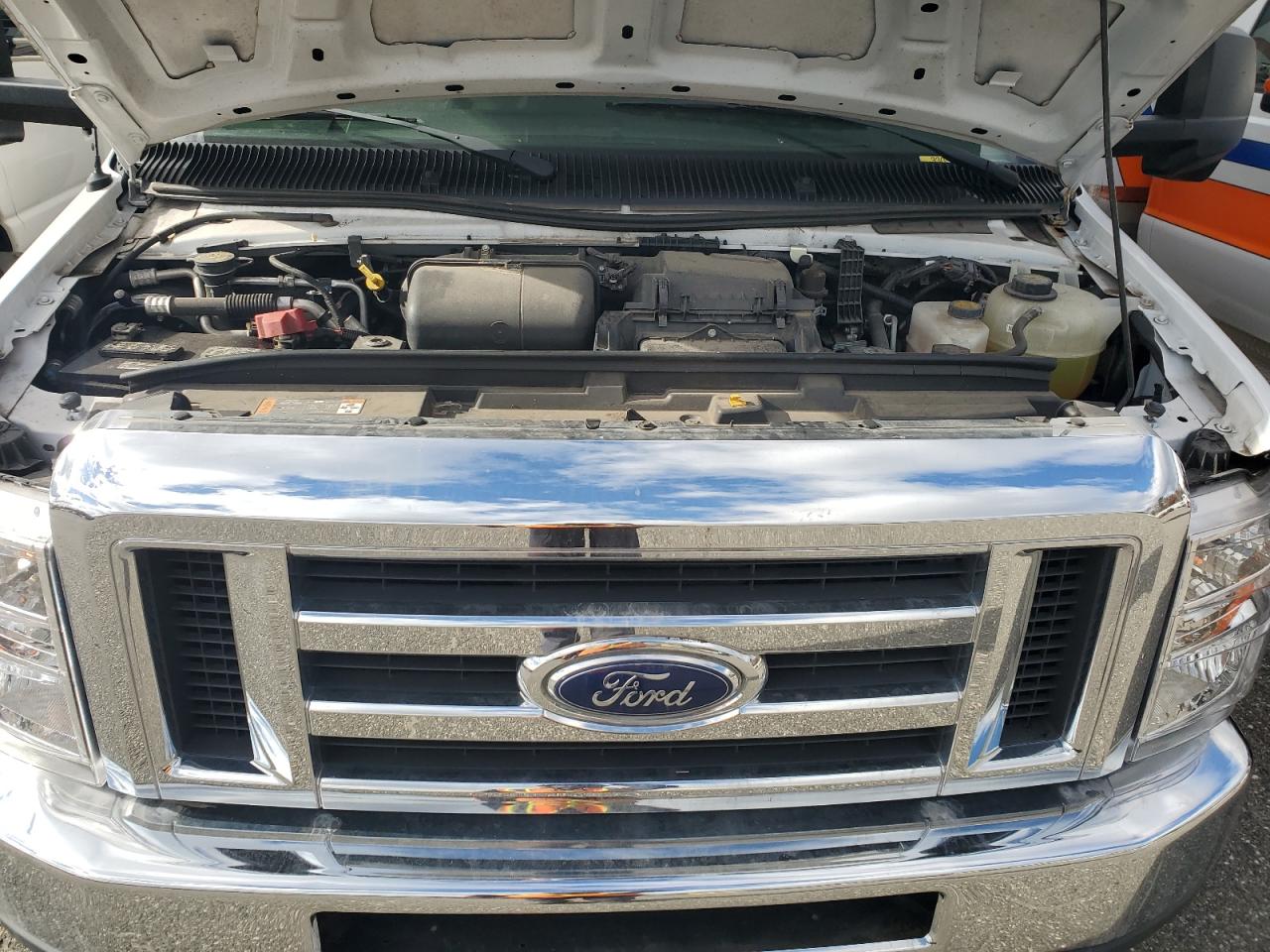 Ford Econoline E450 Super Duty Cutaway Van Image 8