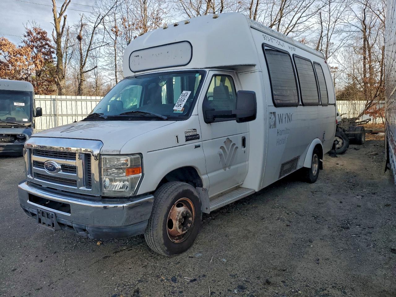 Ford Econoline E350 Super Duty Cutaway Van Image 1