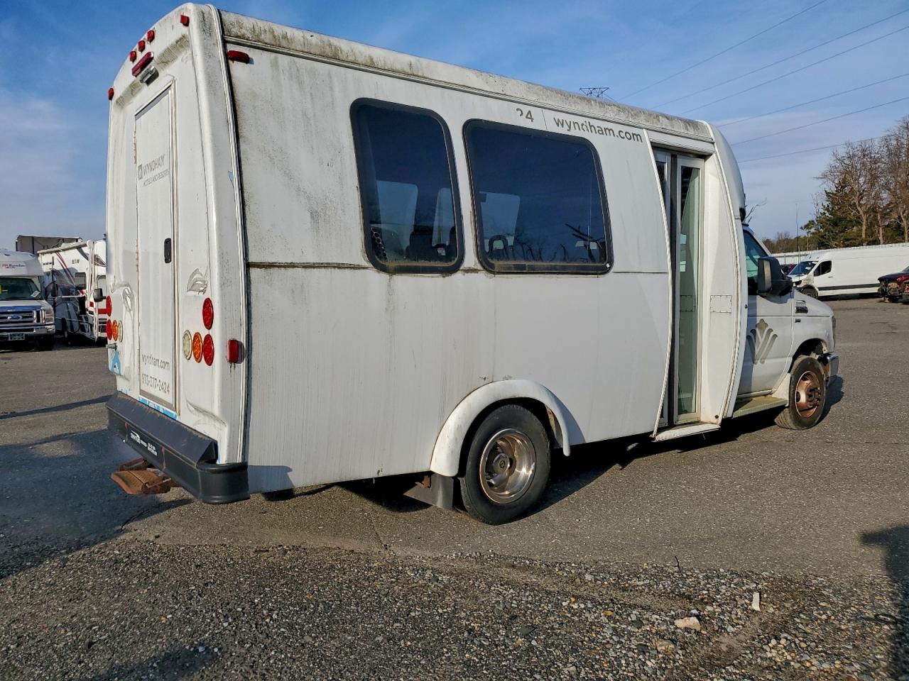 Ford Econoline E350 Super Duty Cutaway Van Image 13