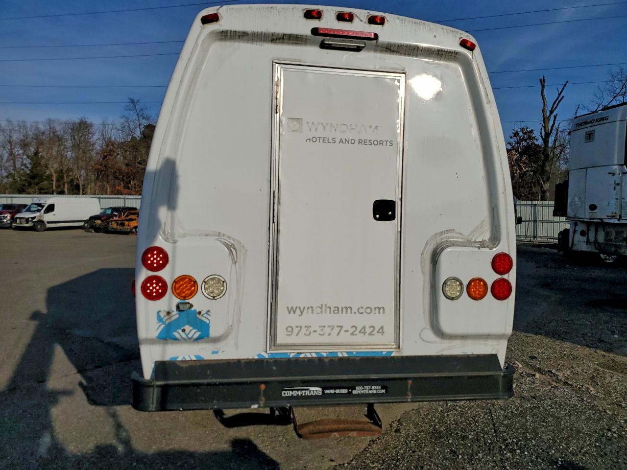 Ford Econoline E350 Super Duty Cutaway Van Image 3