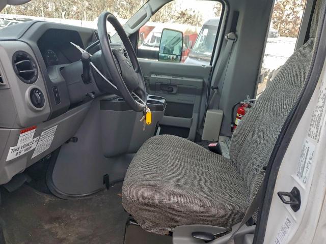 Ford Econoline E350 Super Duty Cutaway Van Image 11