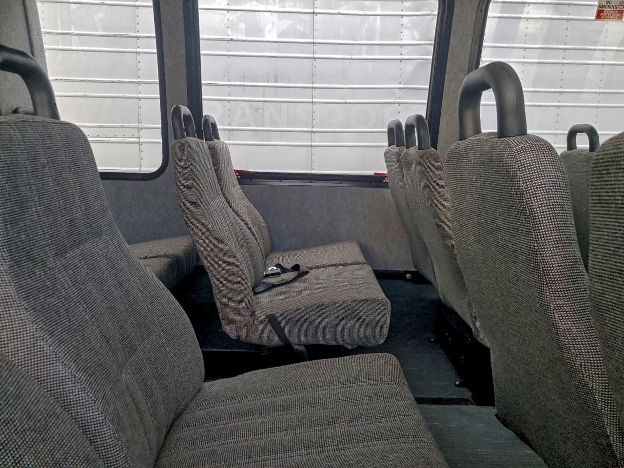 Ford Econoline E350 Super Duty Cutaway Van Image 8