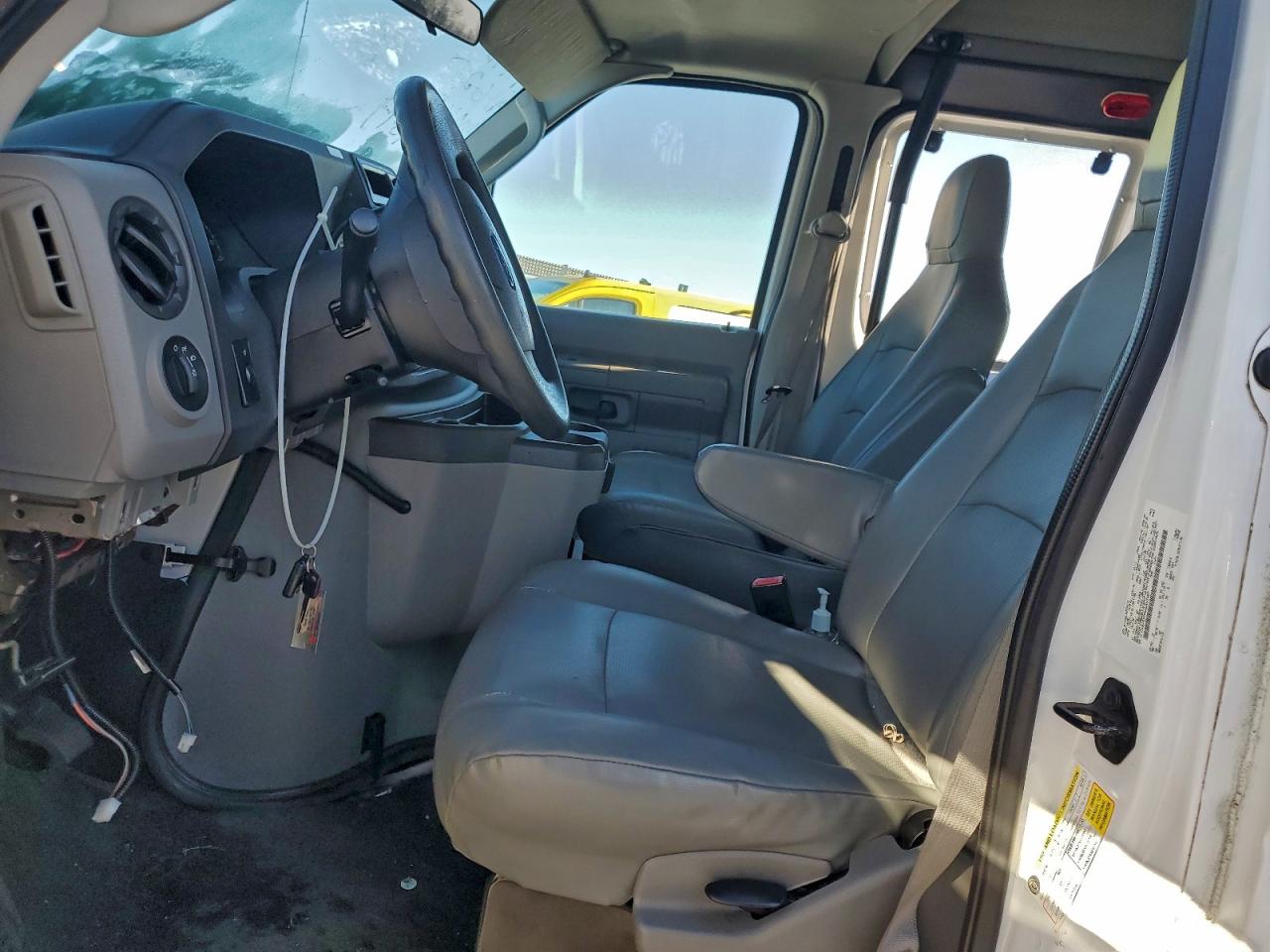 Ford Econoline E250 Van Image 8