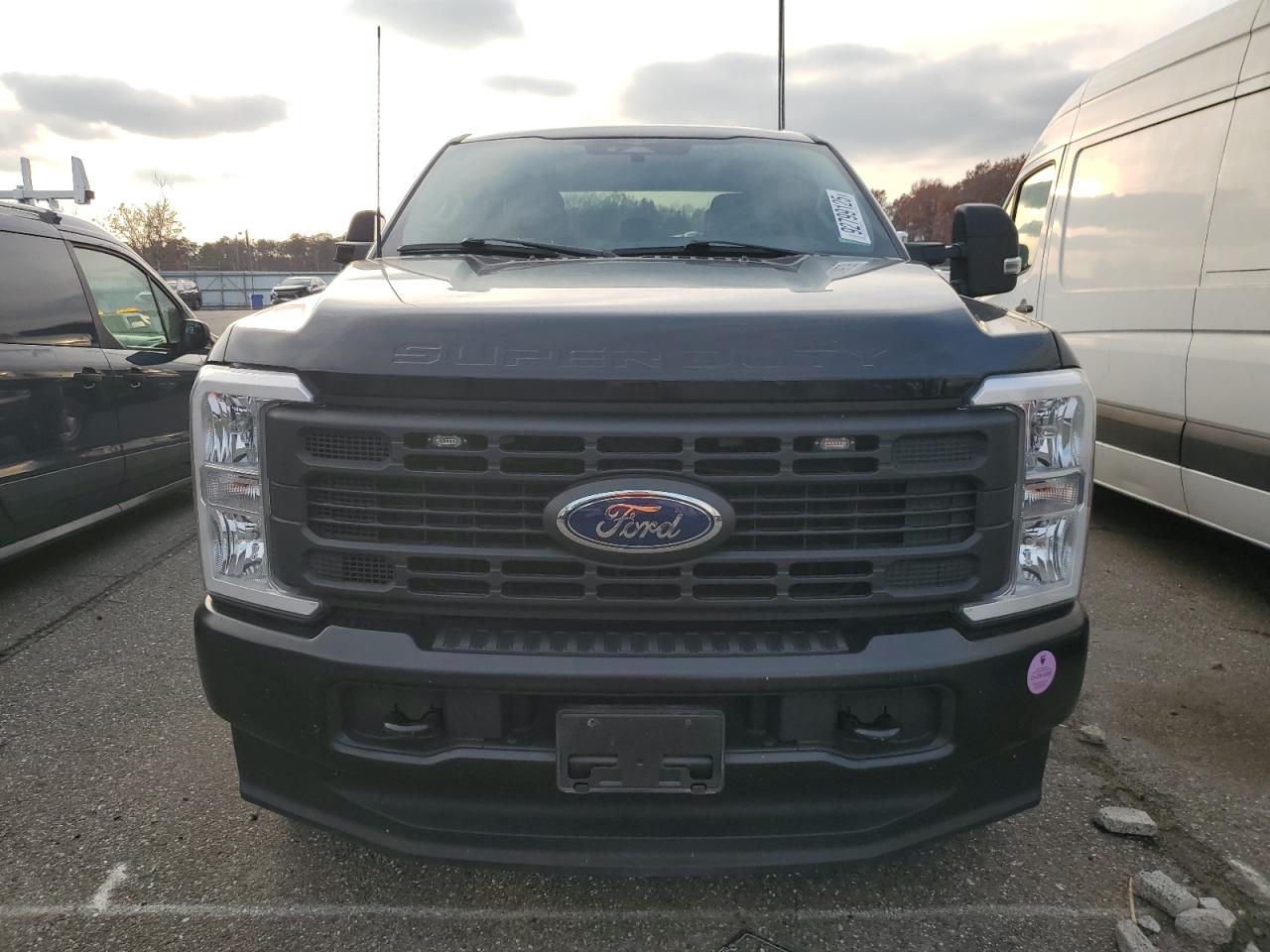 Ford F-350 Super Duty Image 3