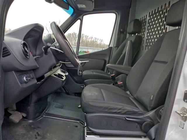 Mercedes-Benz Sprinter 2500 Image 10