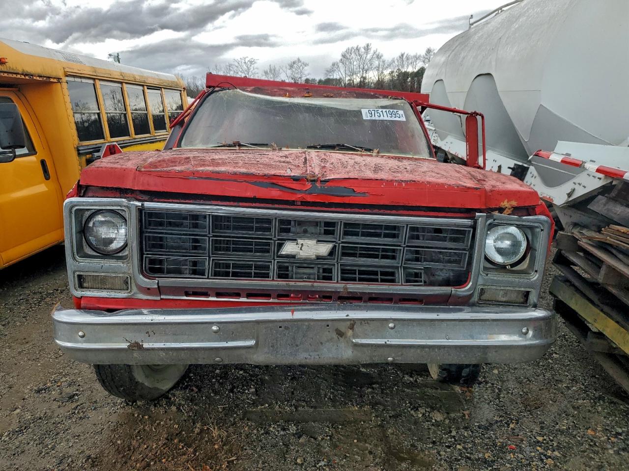 Chevrolet Silverado Image 2