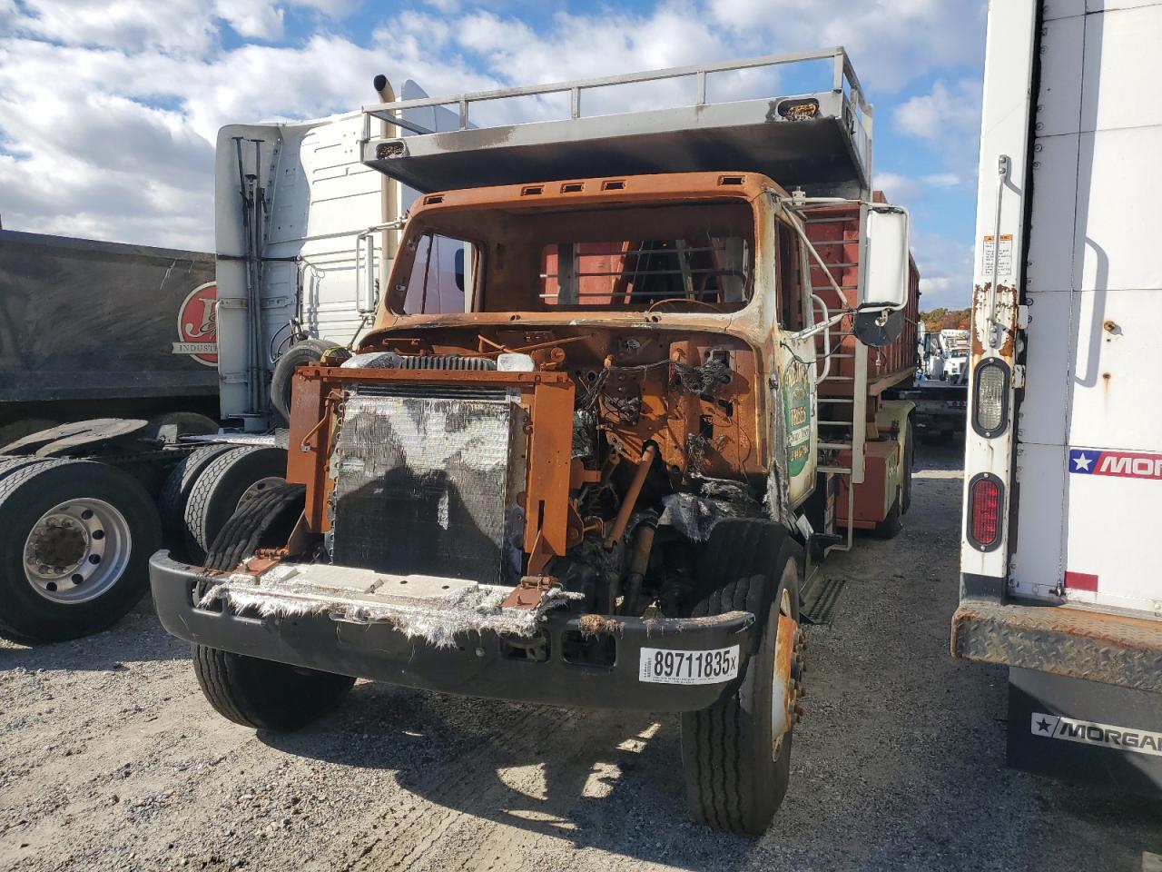 International 4900 4900 Image 8