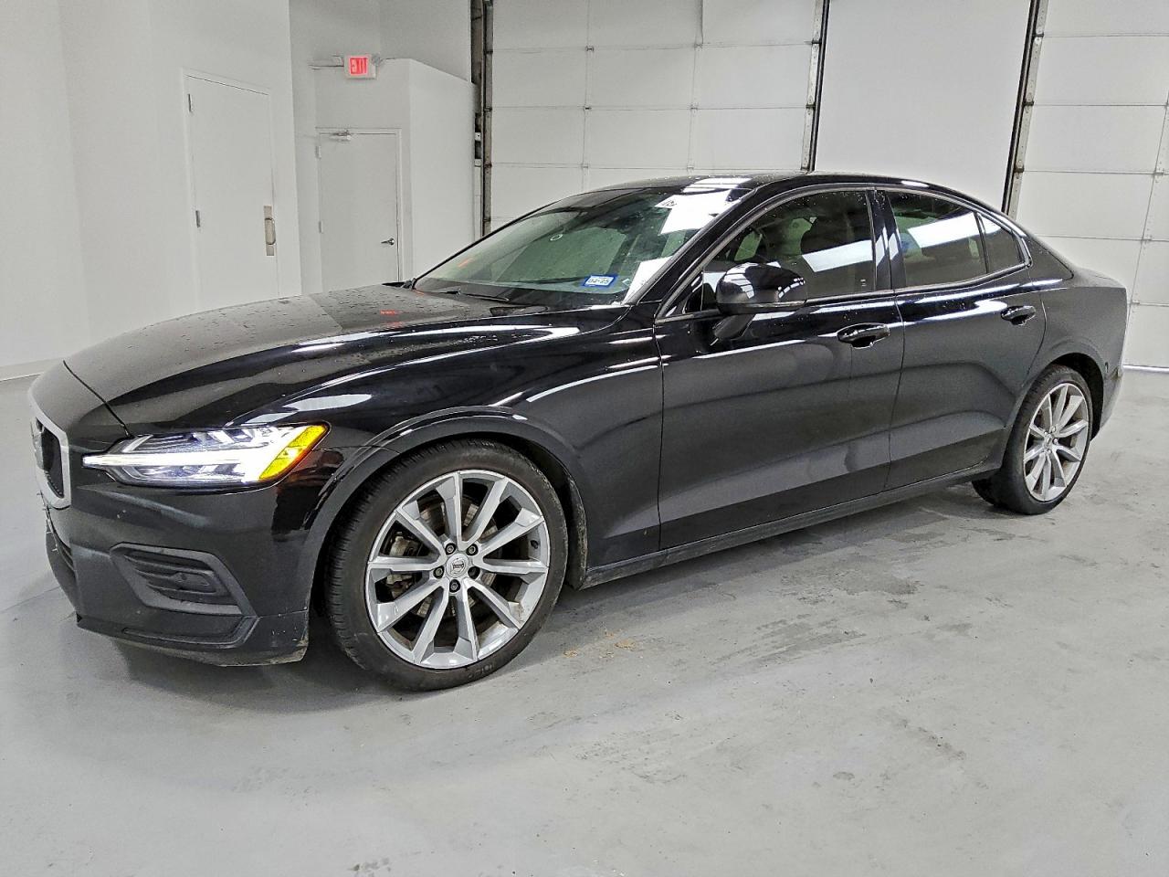 Volvo S60 T5 Momentum Image 1