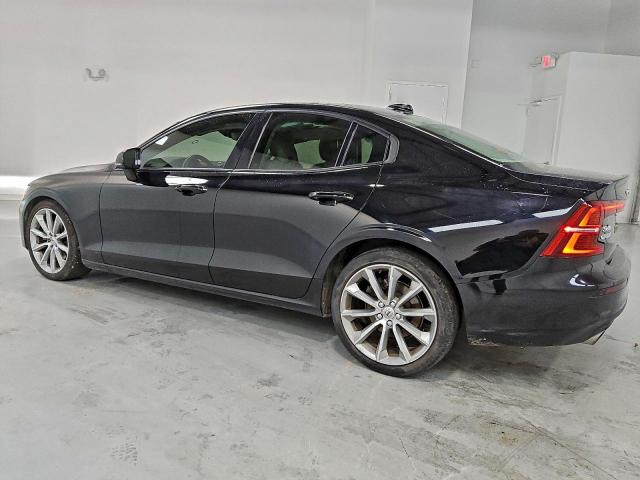 Volvo S60 T5 Momentum Image 2