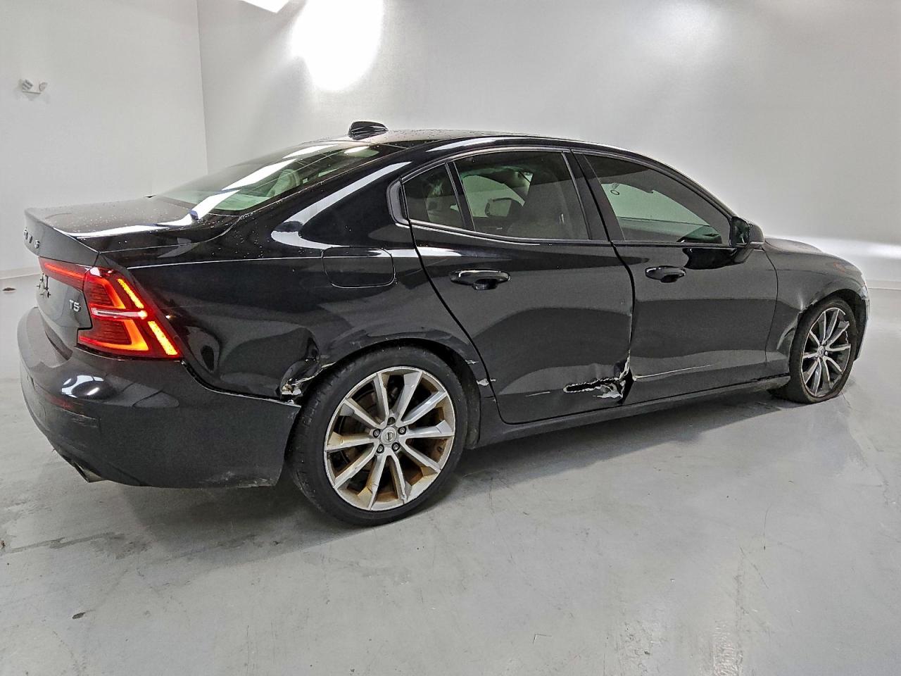 Volvo S60 T5 Momentum Image 12