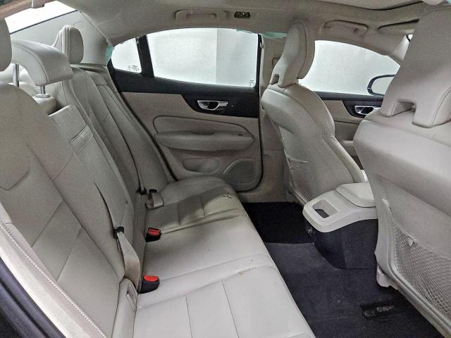 Volvo S60 T5 Momentum Image 9