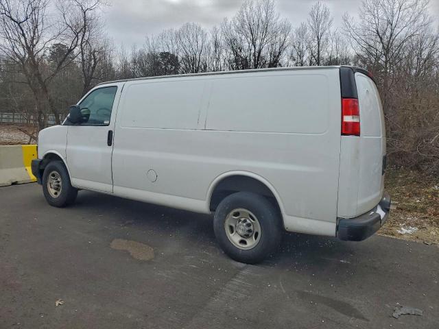 Chevrolet Express Image 2