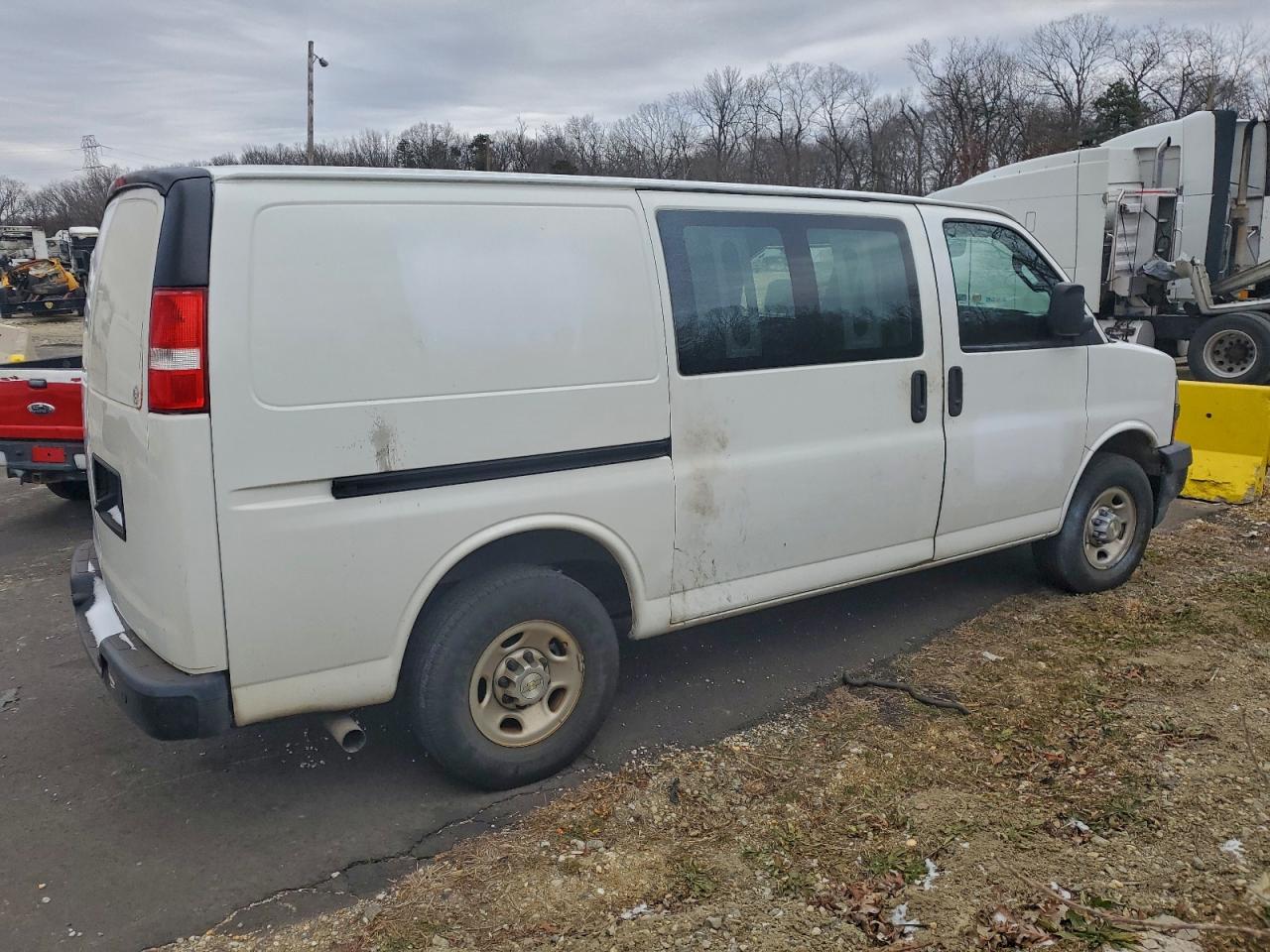 Chevrolet Express Image 3
