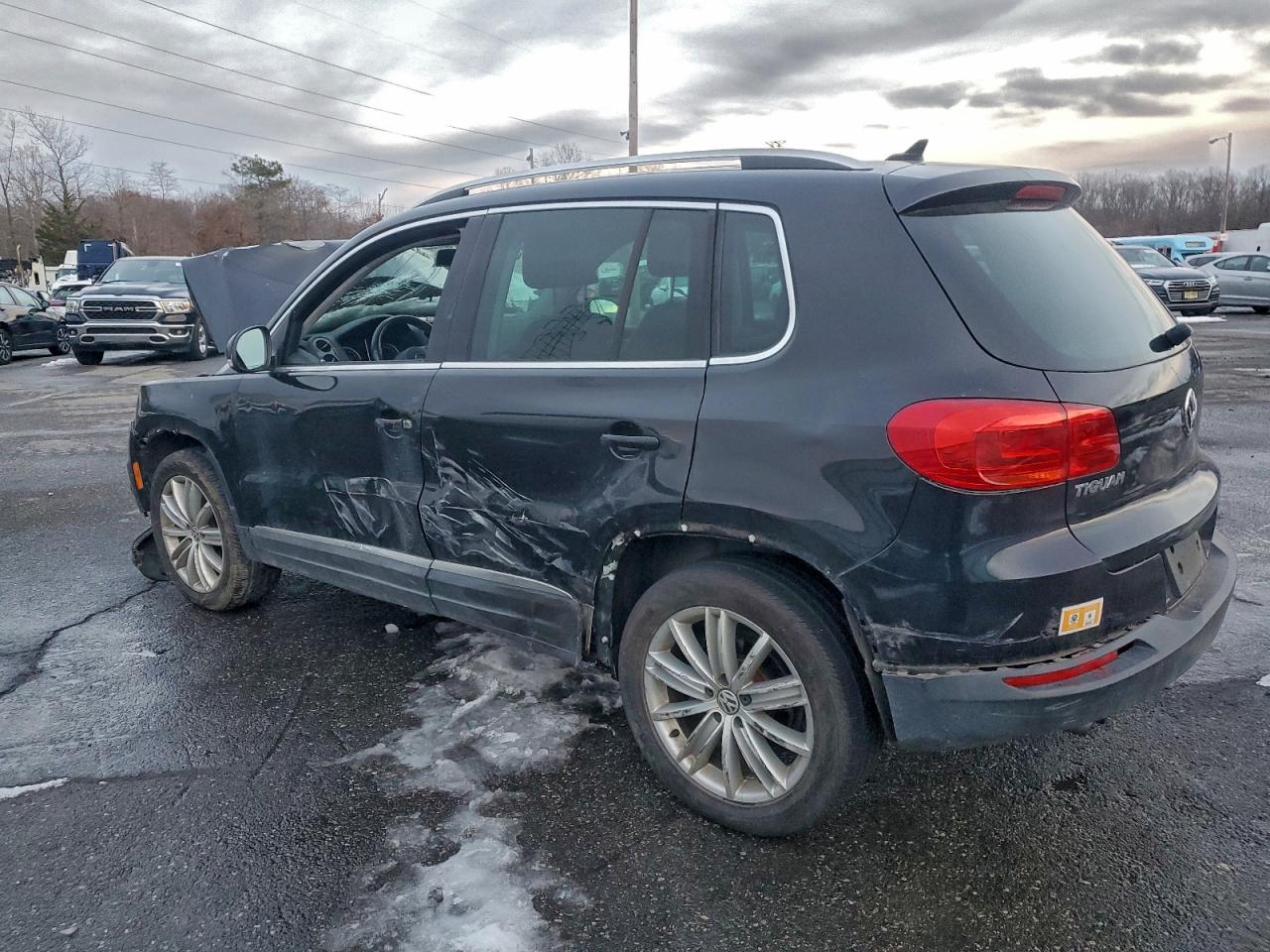 Volkswagen Tiguan S Image 6