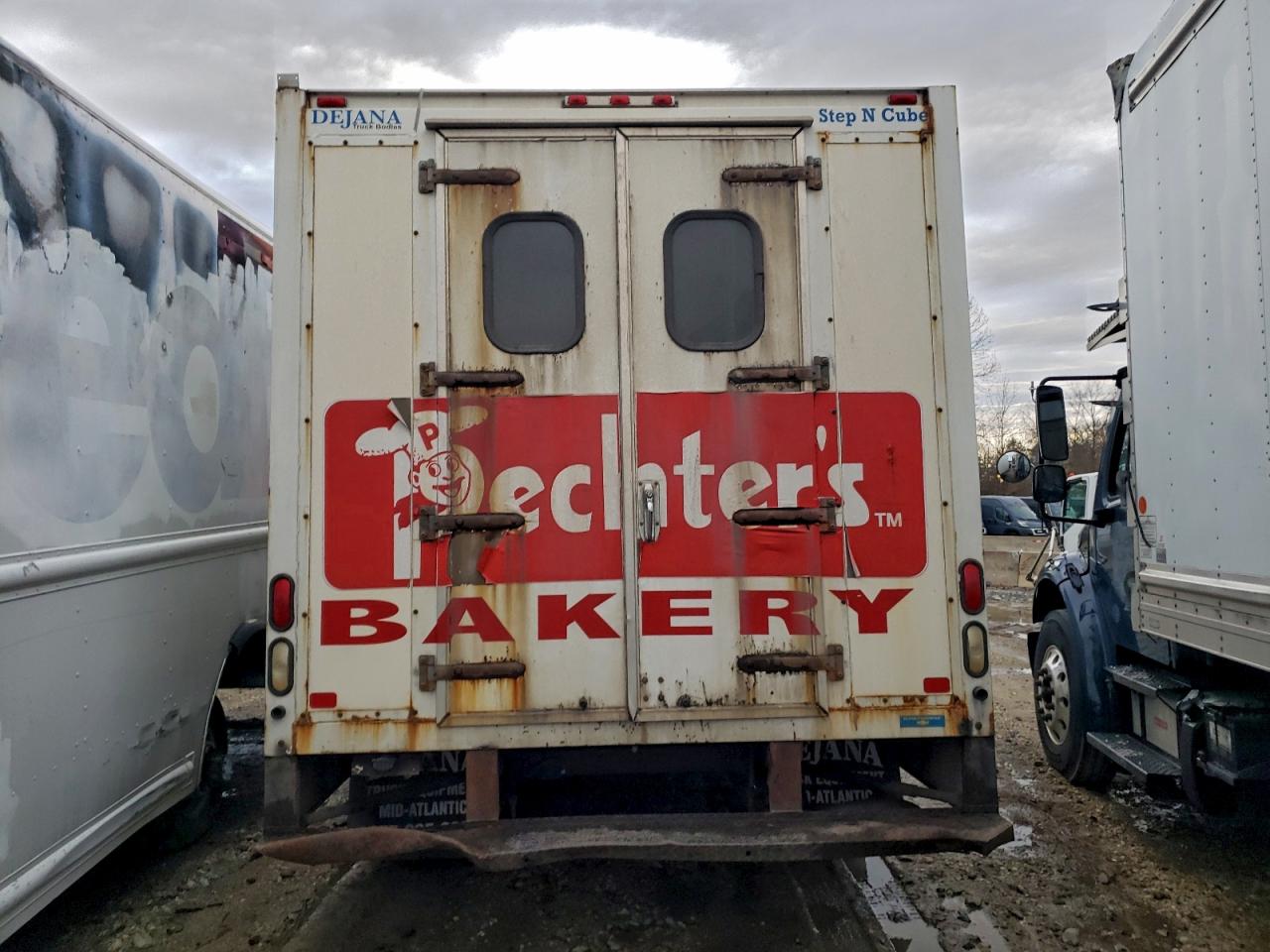 Chevrolet Express Image 5