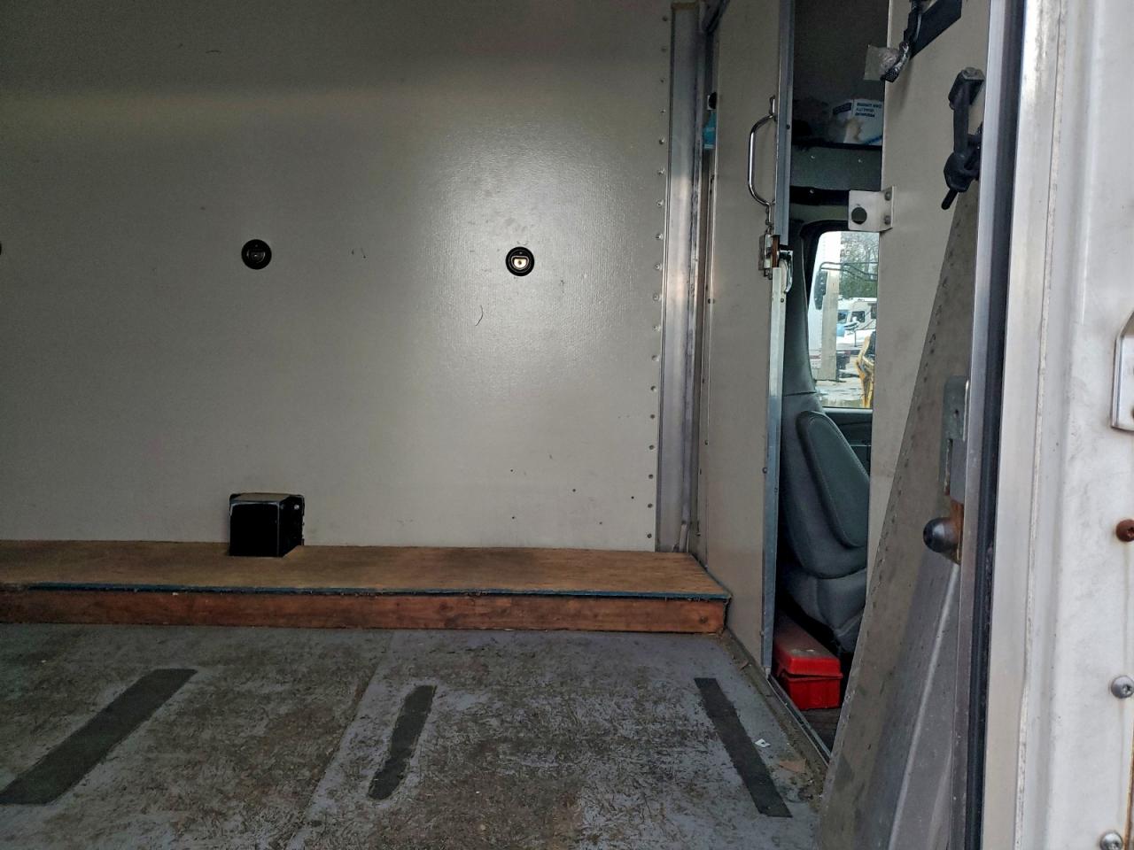 Chevrolet Express Image 9