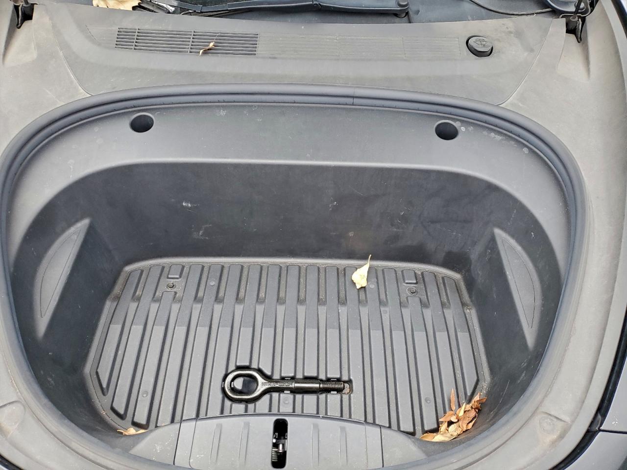 Tesla Model 3 Image 9