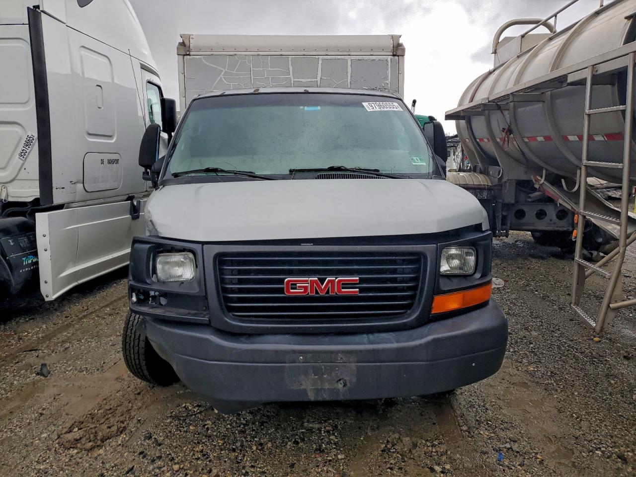 GMC Savana Cutaway G3500 Image 6