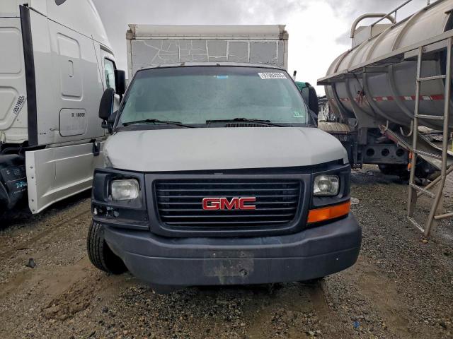 GMC Savana Cutaway G3500 Image 6